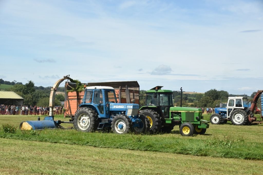 Double chops were well represented with Kidd, NC, JF, and Taarup harvesters in action