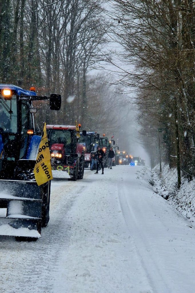 The adverse weather did not stop the farmer convoy from reaching Paris. Image: Coordination rurale du Tarn Facebook