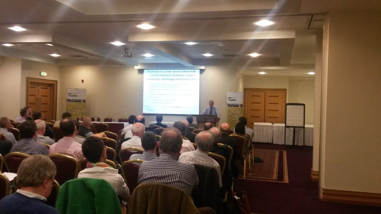 Laurene Shalloo, Teagasc, addresses the audience at the Teagasc Dairy Expansion Seminar. 