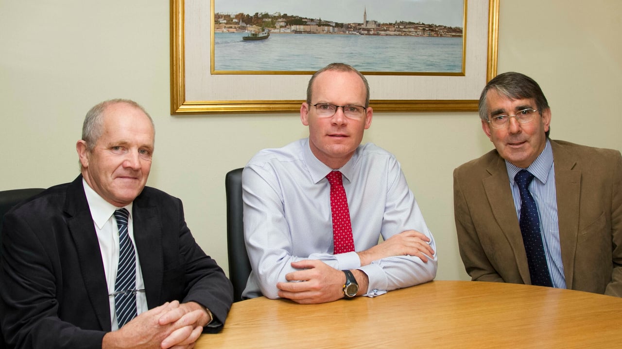 ICOS Meeting with Minister for Agriculture Simon Coveney T.D.  Pictured with Minister Simon Coveney (centre)  were left, Michael Spellman, Chairman ICOS Marts Committee and Seamus O' Donohue, Chief Executive ICOS. 