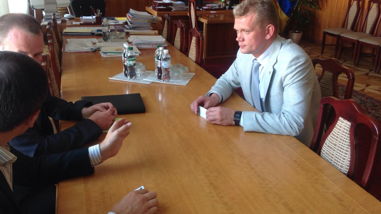 Ukranian Minister for Agriculture talking to Tom O'Callaghan.