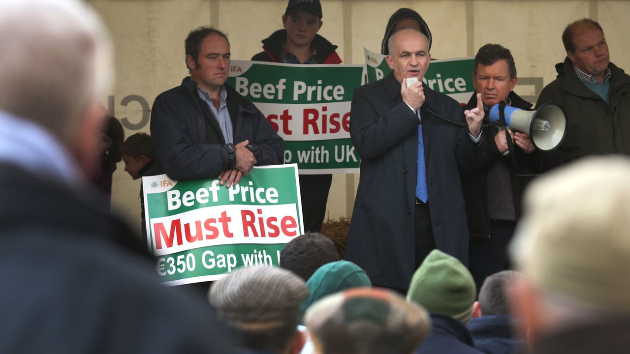 IFA President Eddie Downey talking to farmers, at the Kepak plant in Clonee 