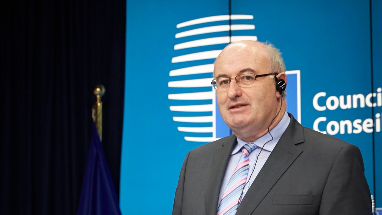 Commission looking at ways to incentivise farmers to cut milk production - Hogan