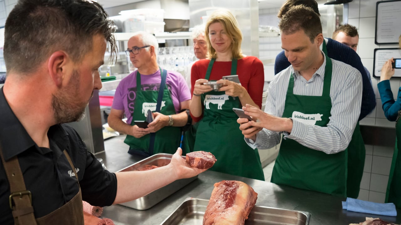 Pictured is the butcher, Barry van Leeuwen from Hesseling Vleesgroup, with some of the Dutch food writers, bloggers and consumers participating in the Irish Beef Masterclass at the Amstel hotel.