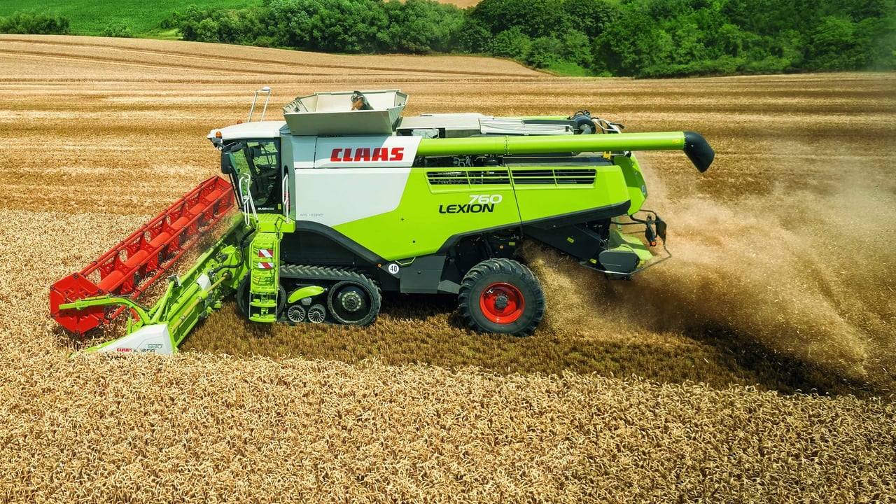 A new Lexion 760 combine in action