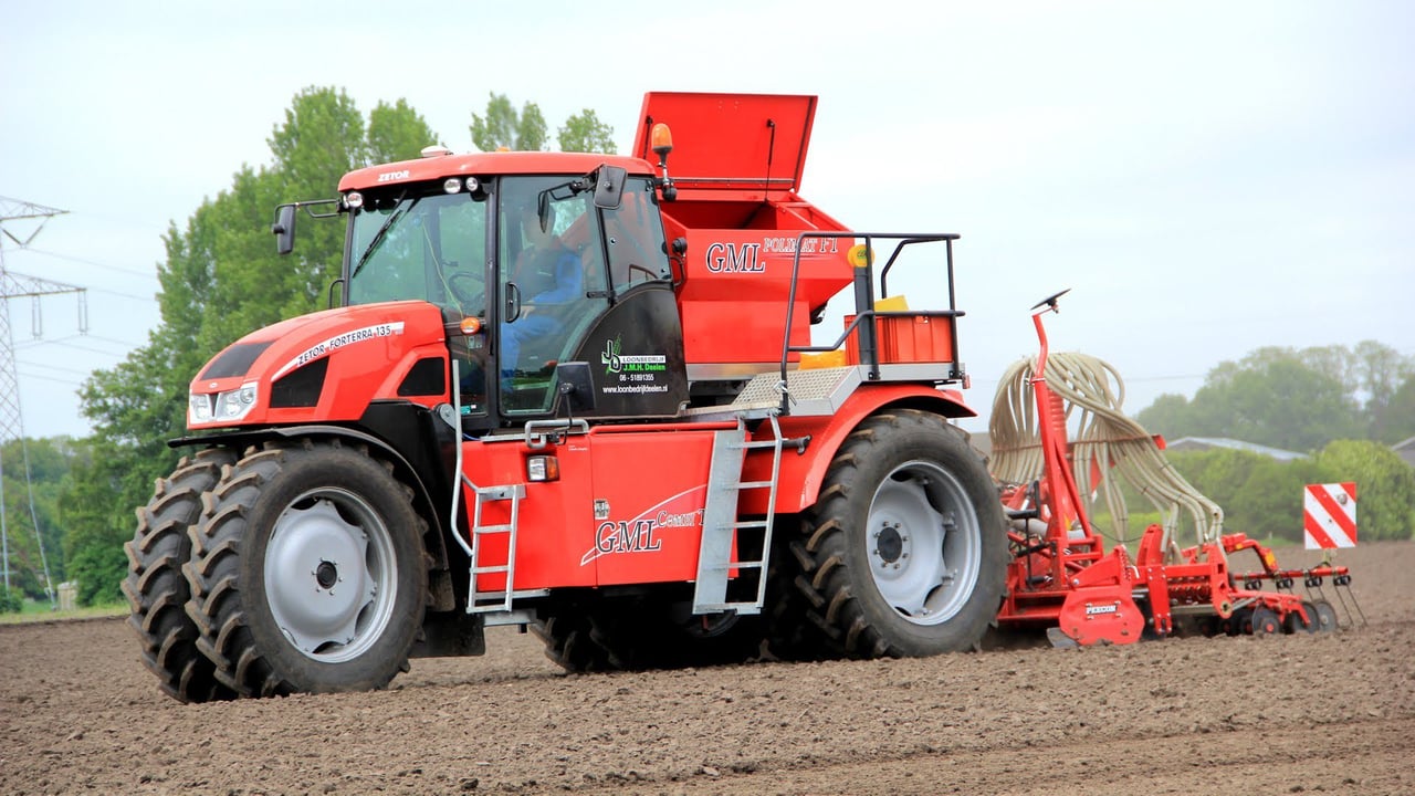 A self-propelled one-pass system in action. (Image source: www.TrekkerTrekker.nl)
