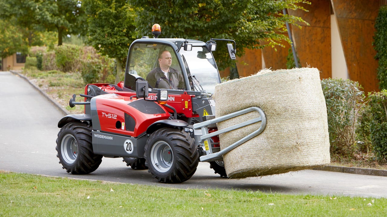 Weidemann's 'compact' T4512 in action