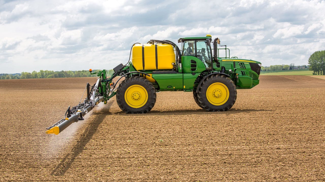 John Deere’s new R4050i self-propelled sprayer equipped with the 'revolutionary' carbon fibre boom