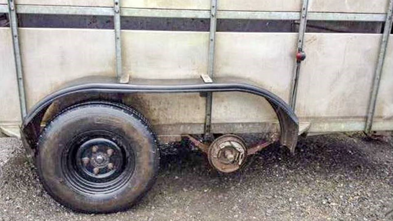 Pic: 'Two tyred' this morning? Gardai stop a trailer missing two wheels