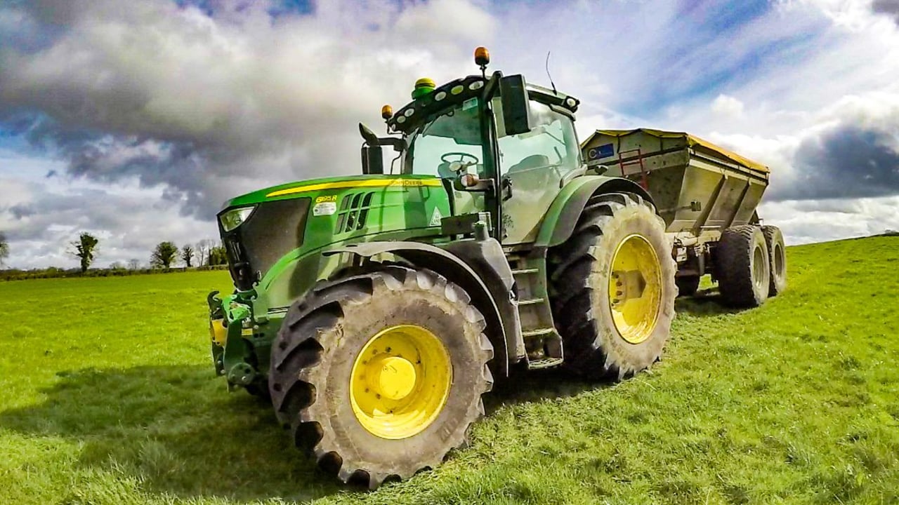 Video: A high-spec Deere 'talks' to a spreader...to boost accuracy