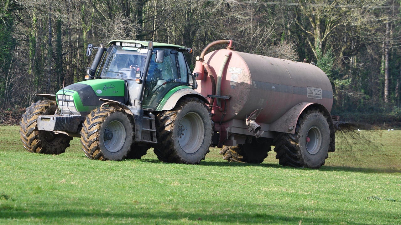 'Grants for low-emission slurry machinery must include contractors'