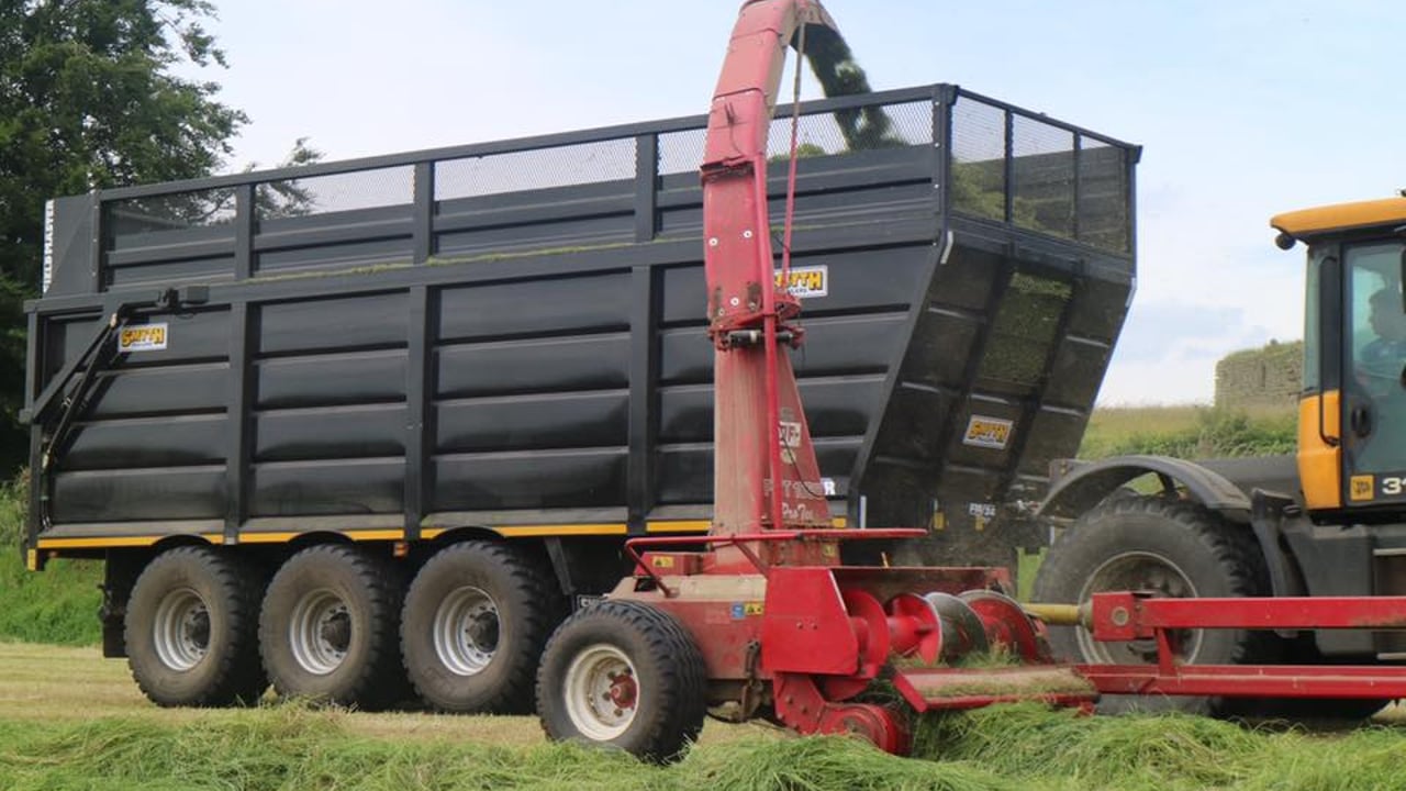 New high-capacity Smyth trailer employs 'forced' steering system