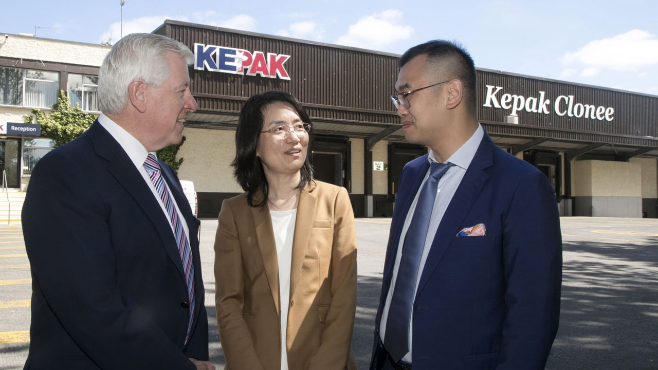 L-R: John Horgan, managing director, Kepak; Yang Hua, counsellor of the Embassy of China; and Xiaoming He, from Agrakepak. Image source: Colm Mahady, Fennell Photography