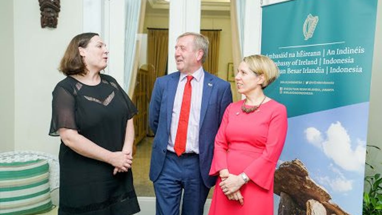 The Irish Ambassador to Indonesia Olivia Leslie speaking with Minister for Agriculture, Food and the Marine Michael Creed and CEO of Bord Bia Tara McCarthy
