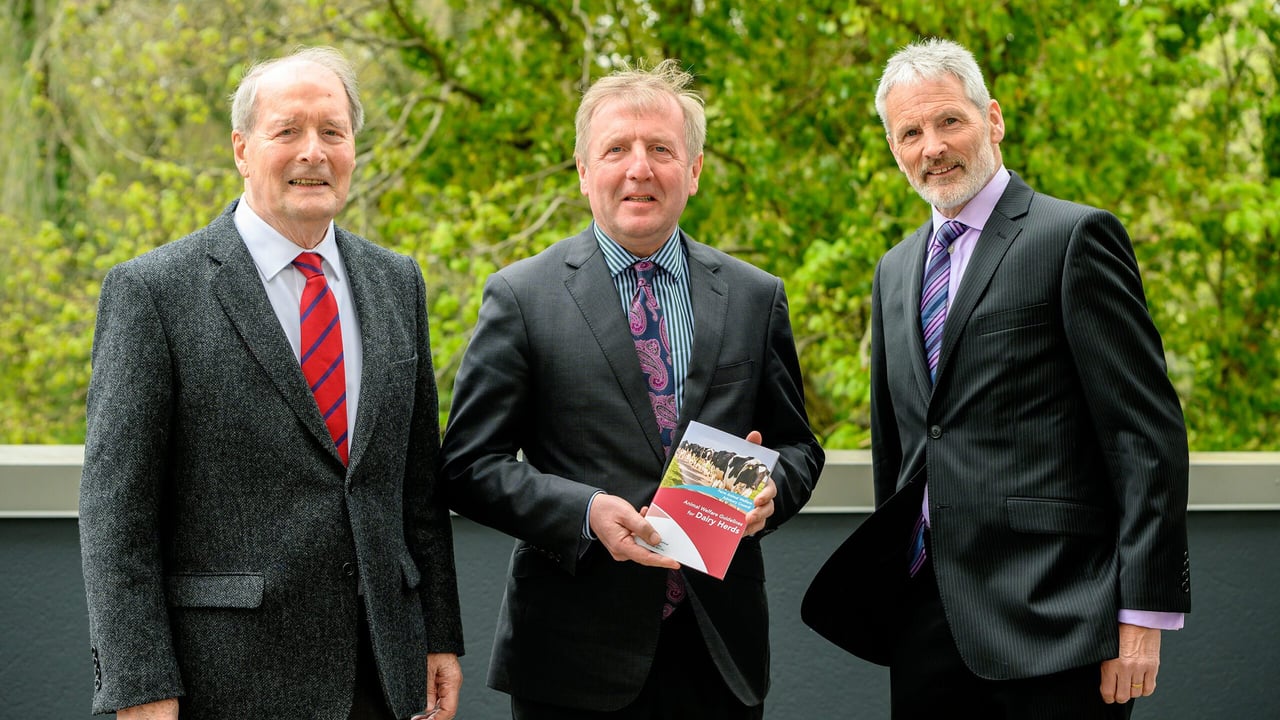 L-R: Prof. Patrick Fottrell; Michael Creed, the Minister for Agriculture, Food and the Marine; and senior veterinary officer Sean O'Laoide. Image source: Maxwells