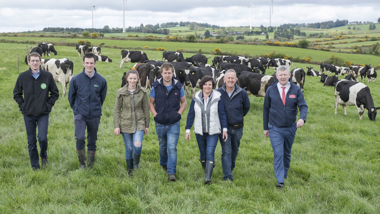 L-R: Michael Houlihan, Bord Bia; Stuart Childs, Teagasc; hosts Katelyn, Gavin, Olive and Trevor Crowley; and Billy Cronin, Dairygold. Image source: O'Gorman Photography