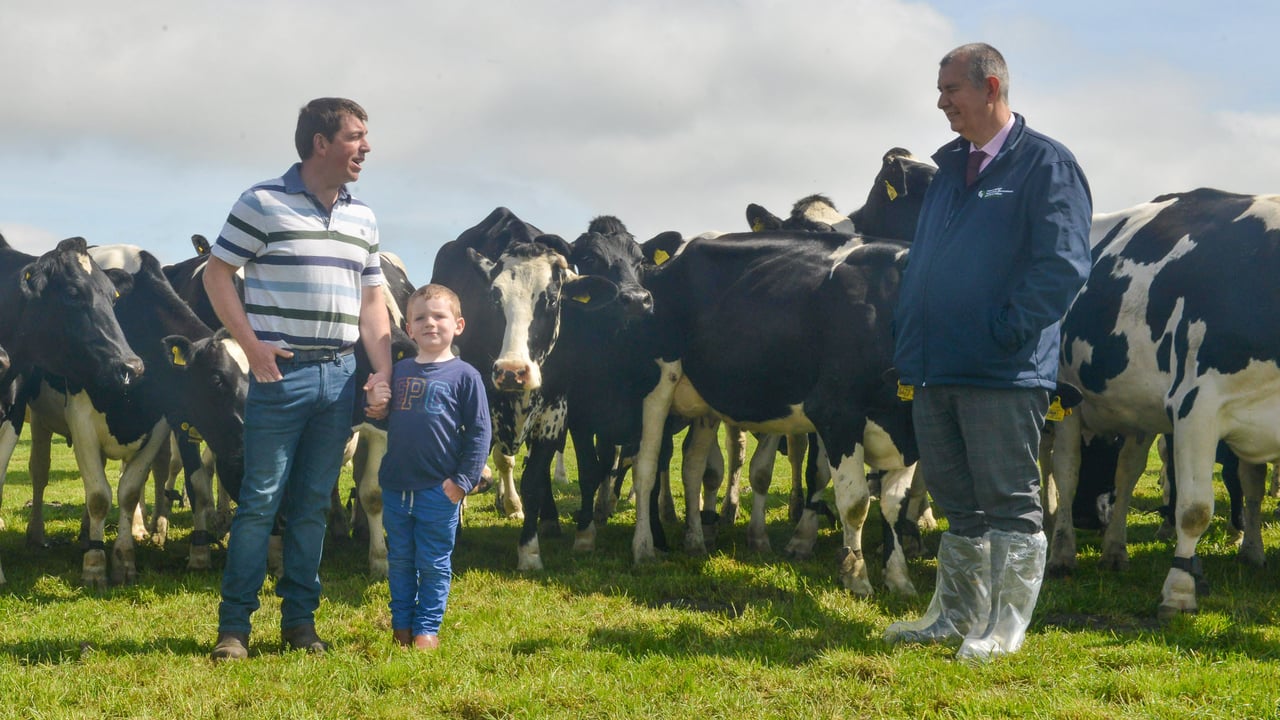 Minister Poots visited Hollowbridge Farm during the Covid-19 lockdown. Image source: Simon Graham, DAERA
