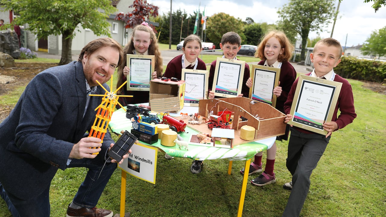 Laois native Bernard O’Shea was a special guest at Arles NS this week as he presented Engineers Ireland’s STEPS Young Engineers Award to Beckie Kennedy, Rosie Rogers, Rían Murphy, Grace Kelly and Patrick O’Neill.