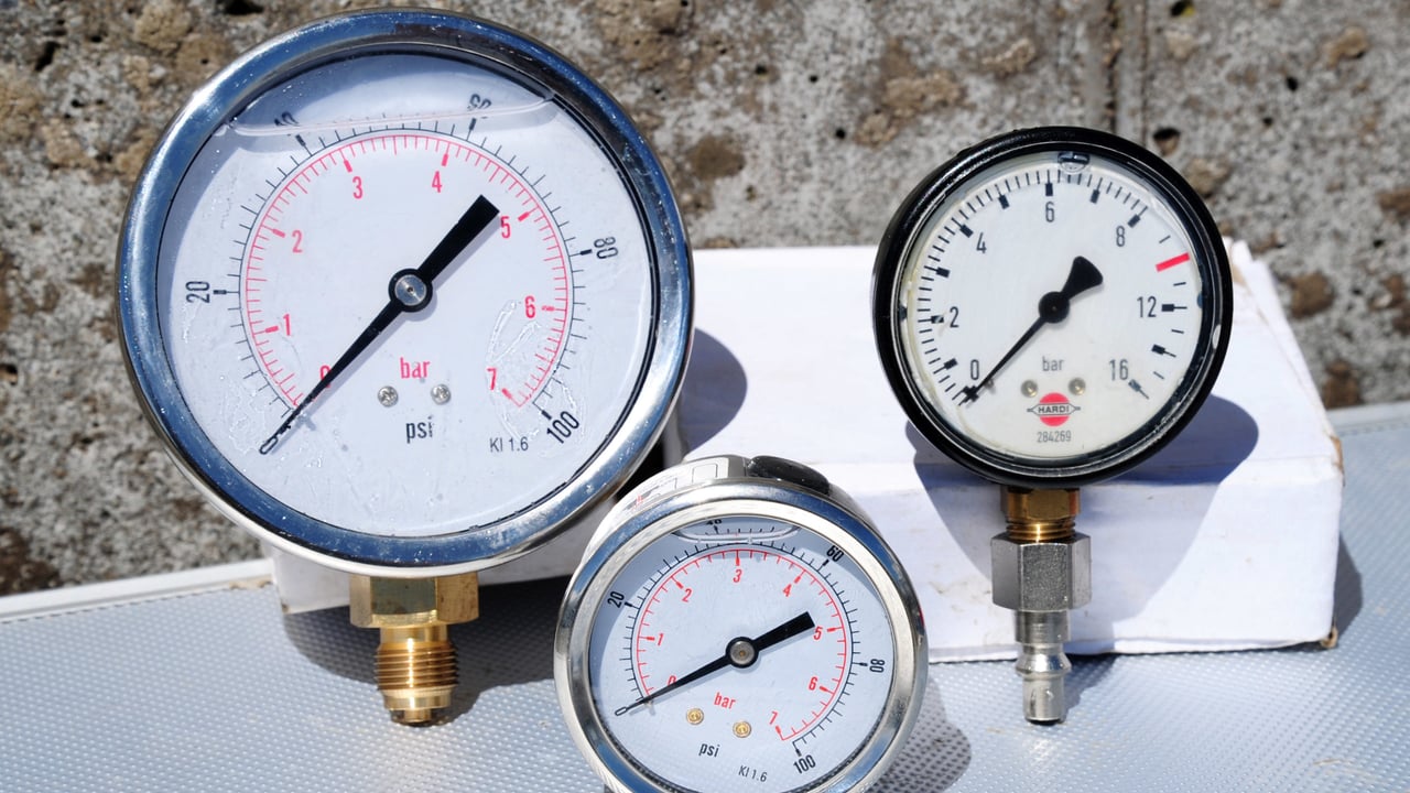 Sprayer pressure gauges