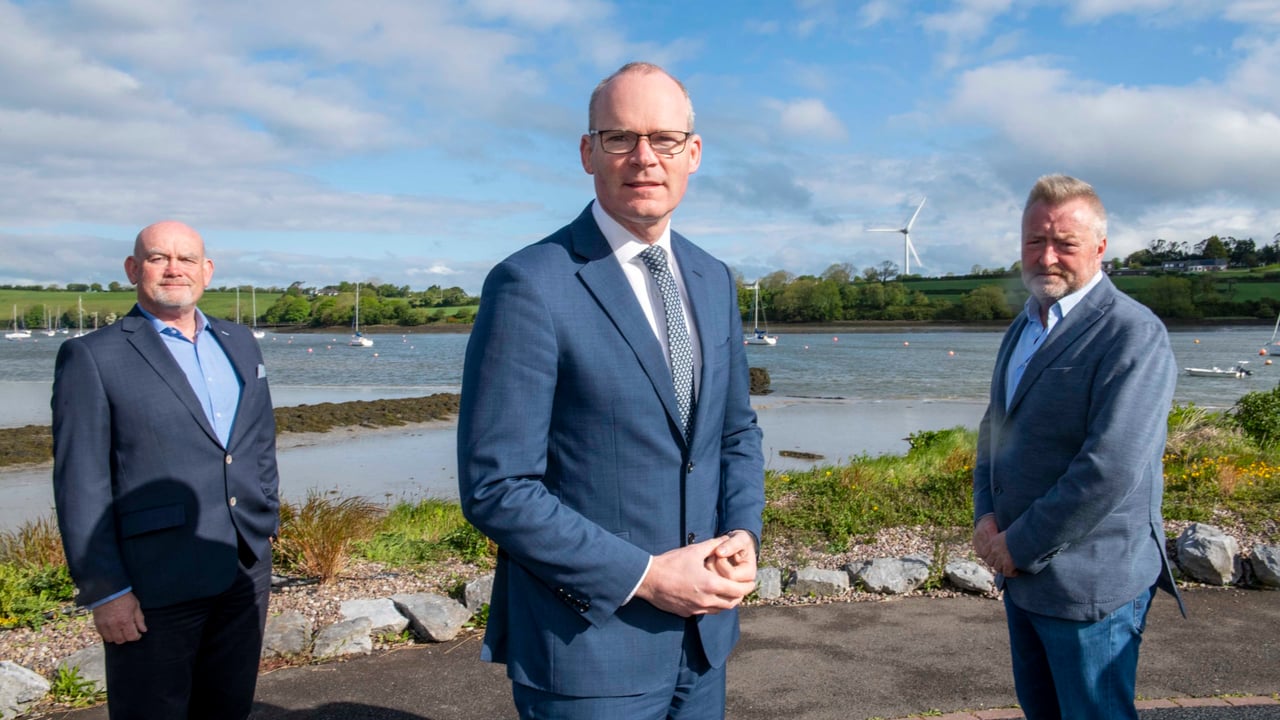 Minister for Foreign Affairs and Defence, Simon Coveney with CEO of EI-H2, Tom Lynch (left) and EI-H2 founder, Pearse Flynn (right). Image source: Brian Lougheed