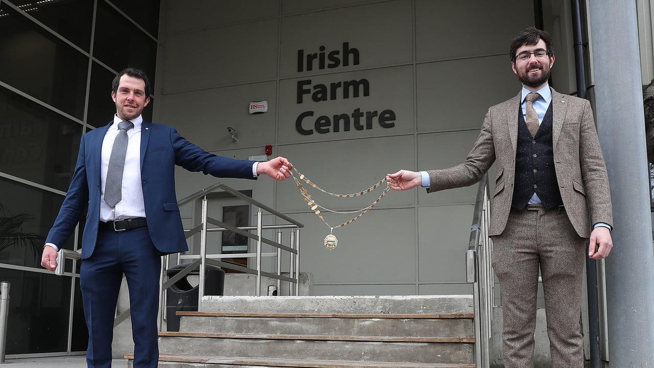Current Macra president John Keane being presented with the chain of office by outgoing Macra president Thomas Duffy in 2021. Image: Macra 