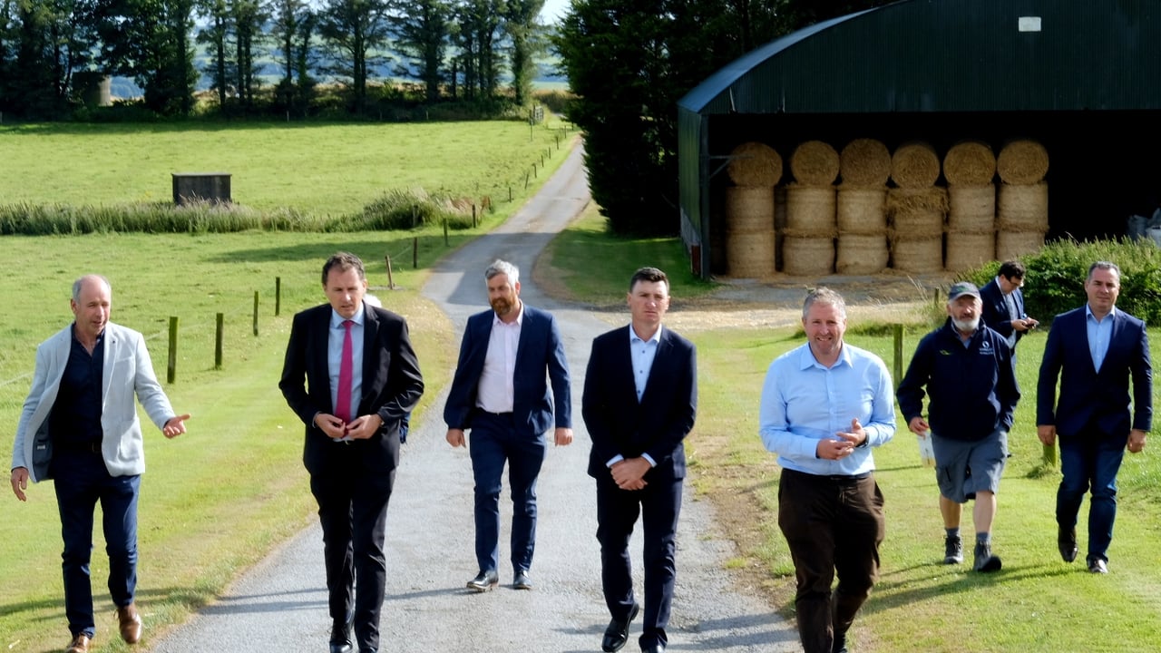 L-R: Donal Santry, Shinagh chair; Minister McConalogue;
Christopher O’Sullivan;
Cormac O’Keeffe; Enda Buckley; John McNamara; and
Jason Hawkins