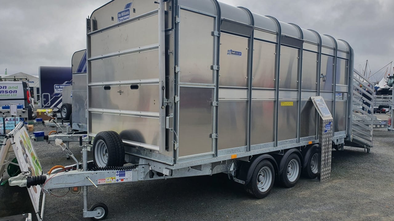 Can you tow a livestock trailer on a category B licence?