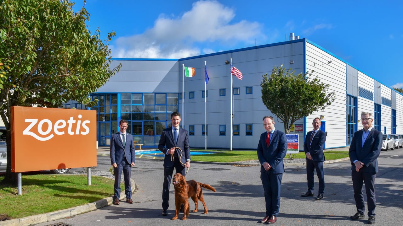 Ken Whitelaw, Midlands regional manager IDA Ireland; Roy Geary, general manager, Zoetis Ireland with Ollie the Red Setter; Robert Troy, Minister of State for Trade Promotion, Digital and Company Regulation; Michael Lohan, head of LifeSciences, IDA Ireland; Conor O’Dea, Zoetis site lead Tullamore. Image source: Kenneth Smyth