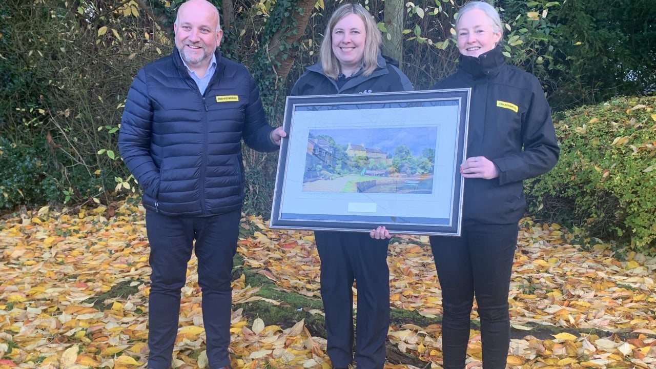 Dr. Gillian Young (centre), AFBI grass 
breeder, receives a commemorative painting from Barenbrug UK 
commercial agriculture manager, David Linton (l) and R&D manager Mhairi Dawson (r) to mark the 30th anniversary of the UK’s most prolific grass breeding programme
