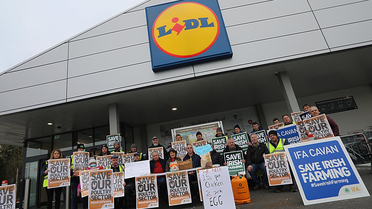 Poultry farmers supported by the IFA protest at Lidl, Cavan town. Image source: Lorraine Teevan