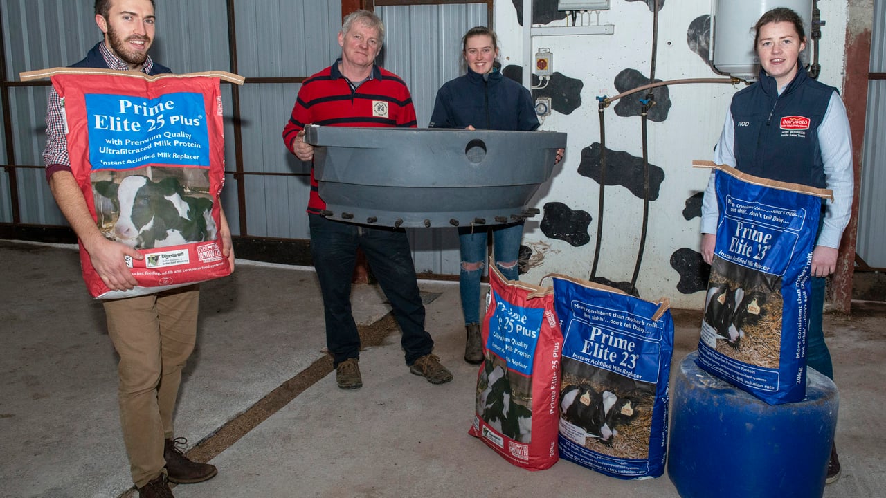 Finian Deasy (L) Dairygold area sales manager and Róisín O’Donnell (R) Dairygold agri business calf milk replacer specialist, with Peter and Rachel Cooper