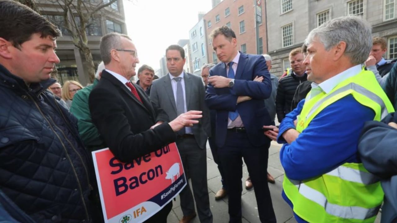 Minister meets with IFA protestors on pig crisis