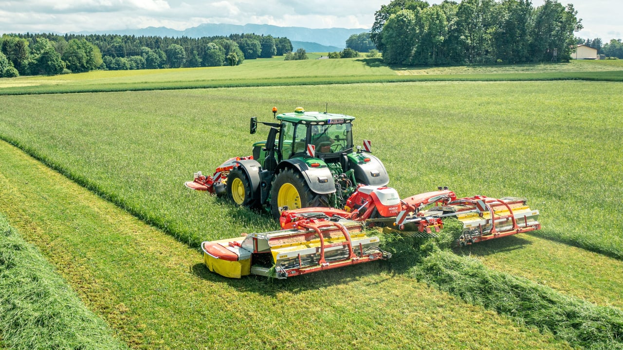 The new NOVACAT V 10000 mower combination in action