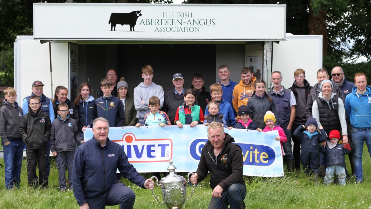L-R: Mark O’Rourke, Univet and John McEnroe of Liss Aberdeen Angus Herd pictured with participants from the recent Irish Aberdeen Angus Youth development workshop in Oldcastle