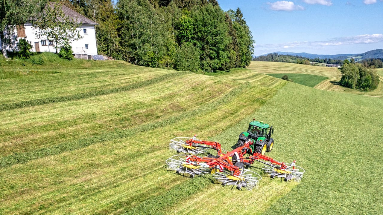 Pottinger adds auto functions to 4-rotor rake