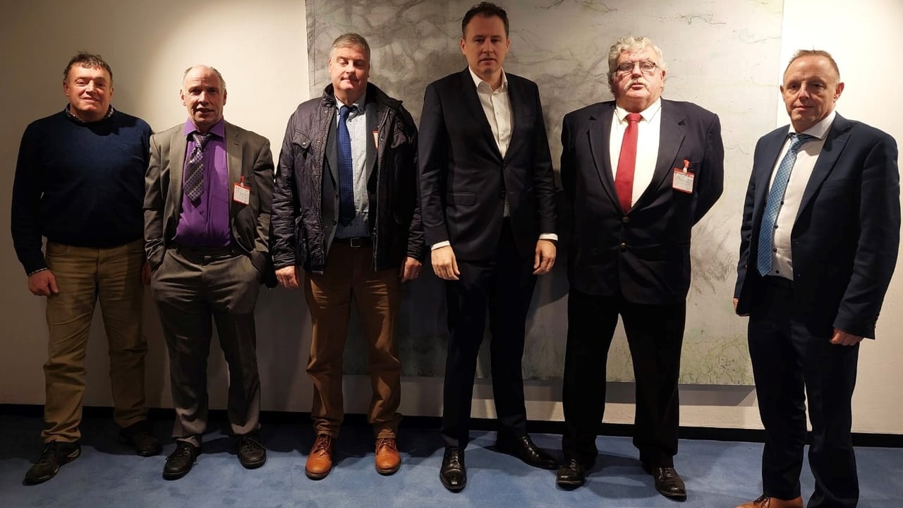 (L-r): ICSA Suckler chair Jimmy Cosgrave; sheep chair, Sean McNamara; Beef chair Edmund Graham; Minister Charlie McConalogue; ICSA president Dermot Kelleher; ICSA general secretary Eddie Punch.