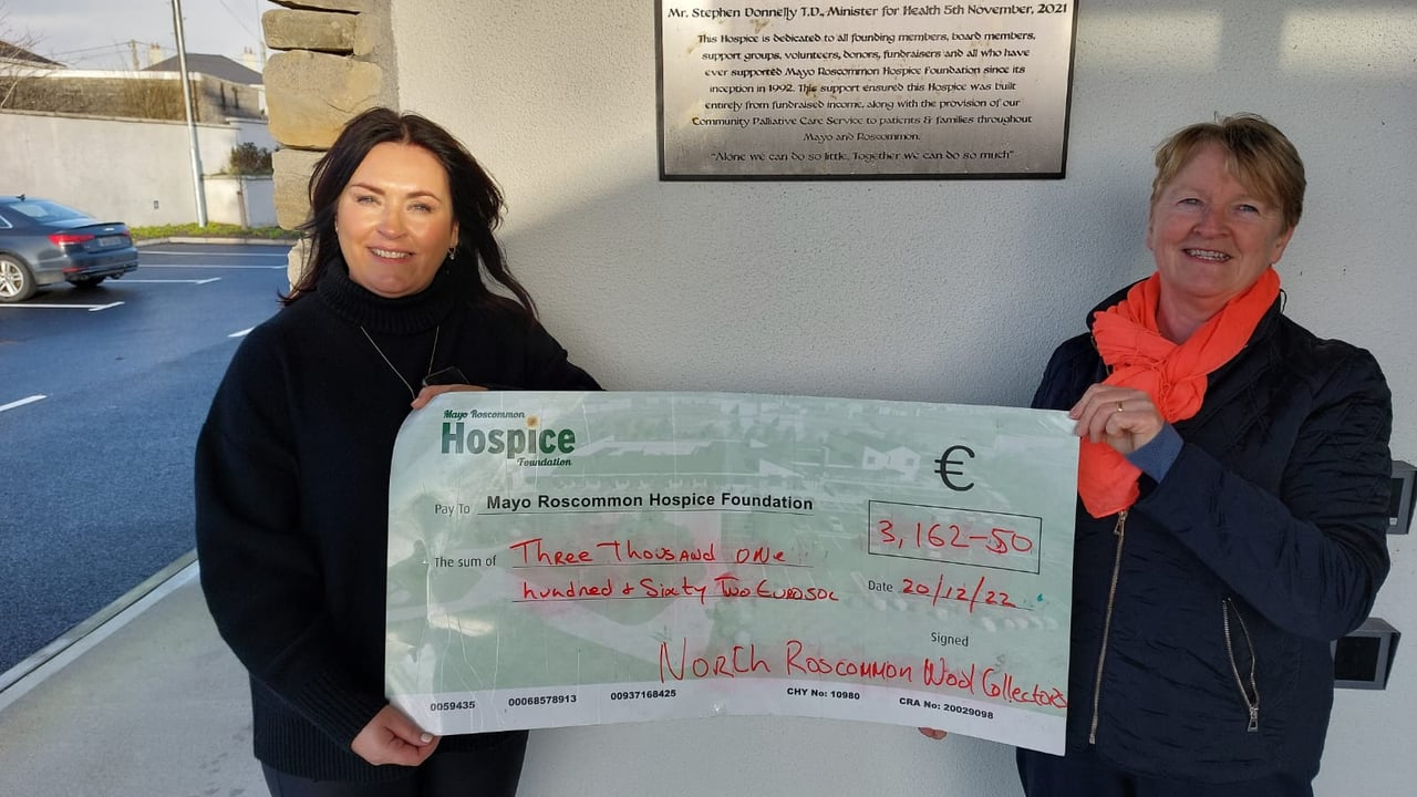 Ann Sheridan presenting Martina Jennings of the Mayo Roscommon Hospice with the final cheque. Image: Ann Sheridan