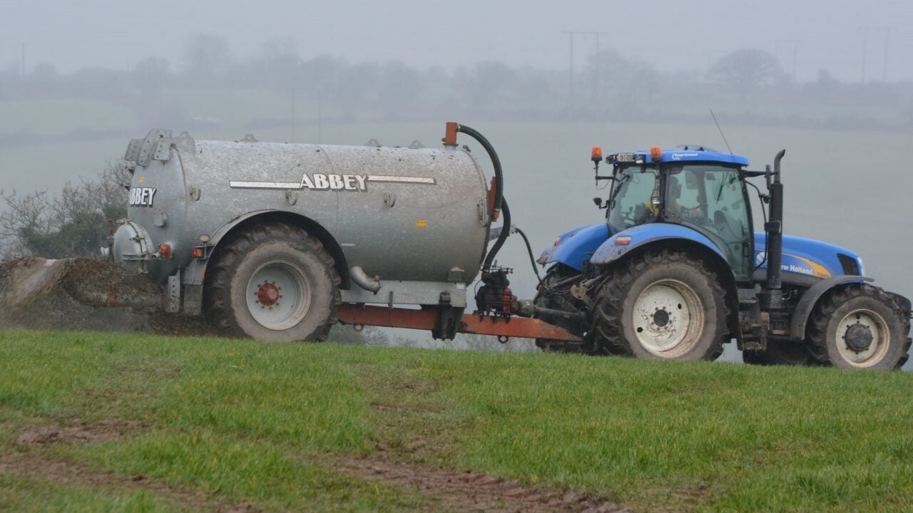 Spreading slurry with a splash plate