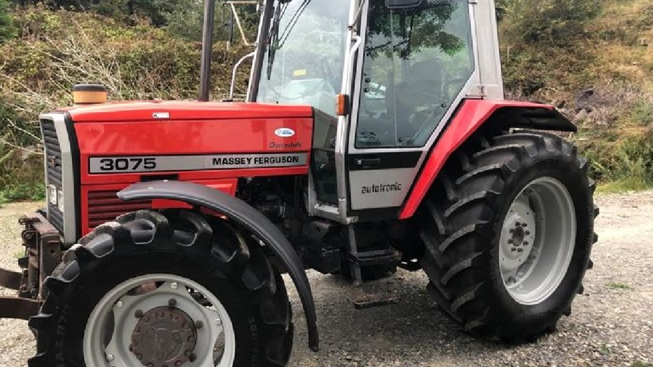 Red Massey Ferguson 3075 similar to a tractor stolen in Co. Wicklow Image: Garda Siochana Wicklow 