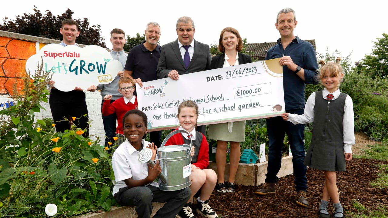 Pictured today at Solas Chríost National School in Tallaght, Dublin are students and teachers with SuperValu and GIY representatives Source: Mark Stedman