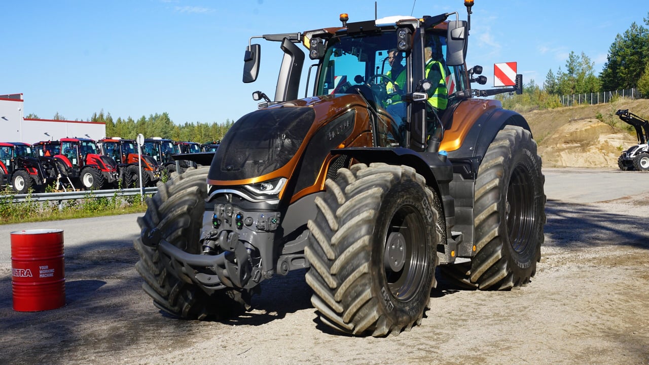 Valtra S Series boasts 5% power lift and 400L oil flow