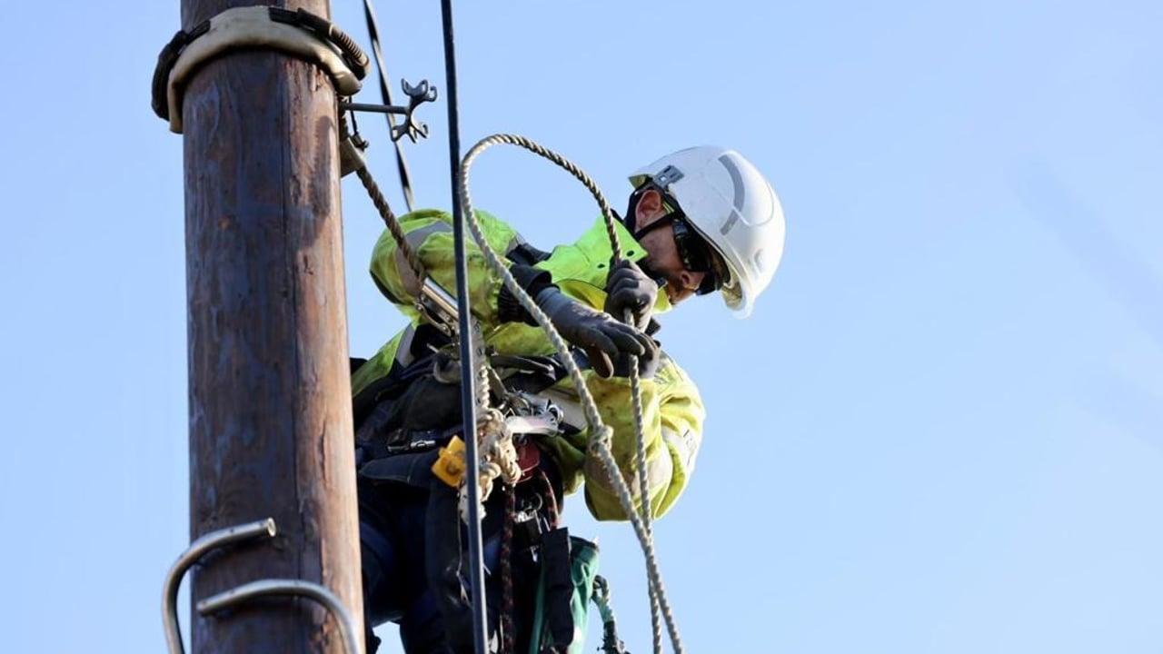 Storm Floris: 10,000 homes, farms and businesses without power