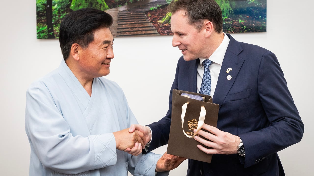 Minister for Agriculture, Food and the Marine Charlie McConalogue meeting with So Byung Hoon