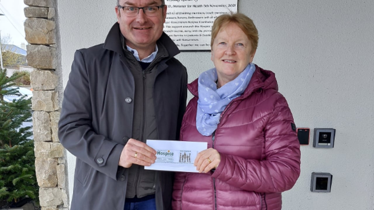 Ann Sheridan presenting the cheque to Oliver McGuinness, director of Roscommon Mayo Hospice