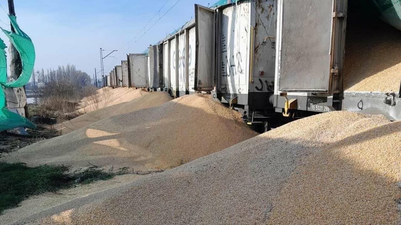 160t of Ukrainian grain spilled onto railway tracks in Poland. Source: Oleksandr Kubrakov, X