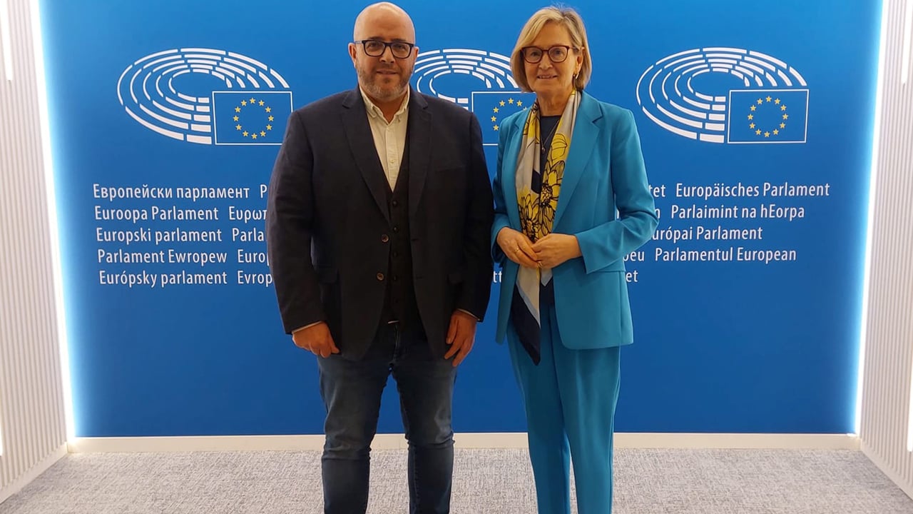 MEP meets commissioner as part of 'right to cash' campaign