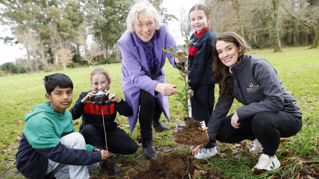 Pictured at Coillte’s Avondale Forest Park are pupils from St. Saviours National School and Our Lady’s Girls National School, Rathdrum with Éanna Ni Lamhna, National Tree Council and Sakinah Brennan,Coillte. Image Source: Julien Behal Photography
