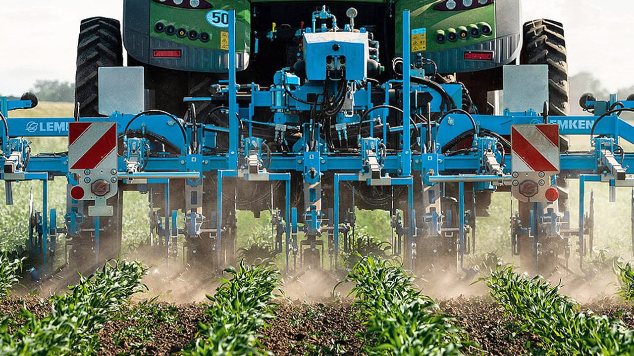 Lemken declutters the inter-row hoeing cab with new software