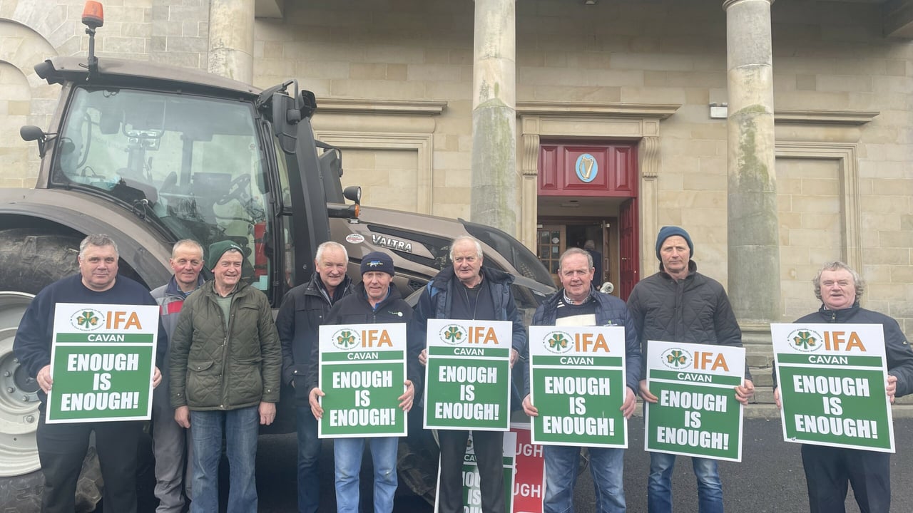 Farmers gathered outside Cavan Courthouse