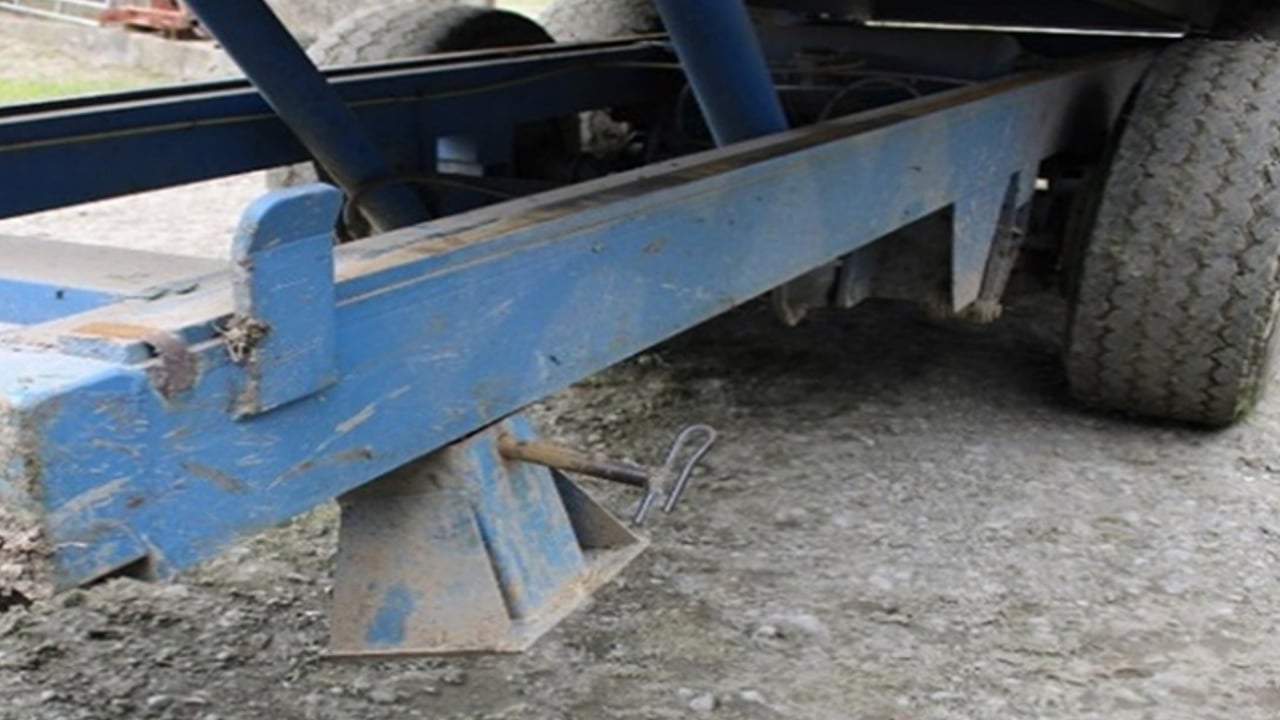 HSA has issued a safety alert to highlight that this is an unsafe position for a trailer stand Source: HSA